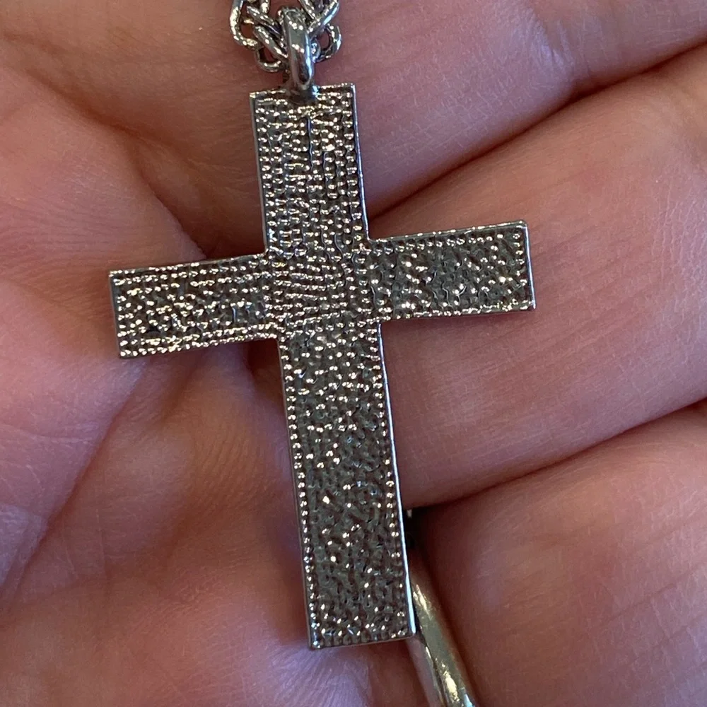Clearance sale - Vintage Silver Tone Cross Pendant Necklace 18-21”